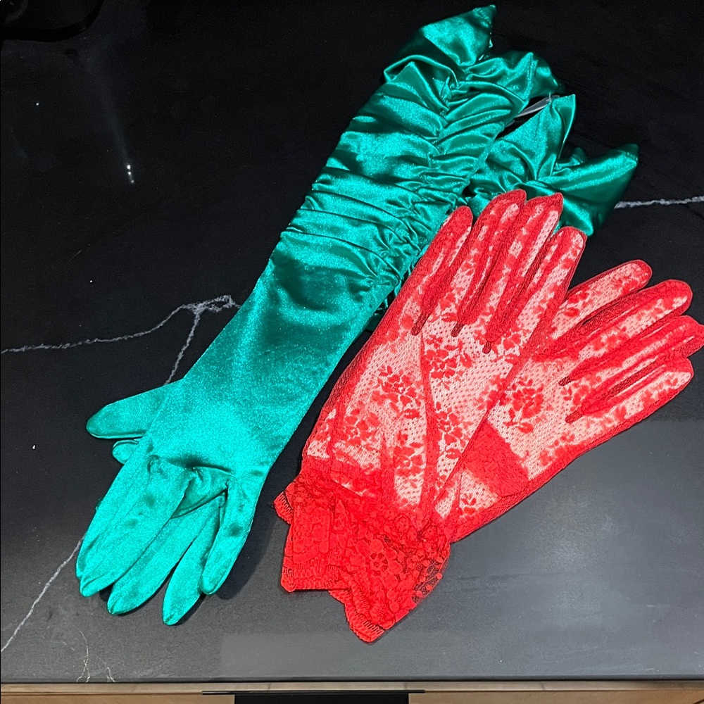 Elegant Green and Red Gloves Set
